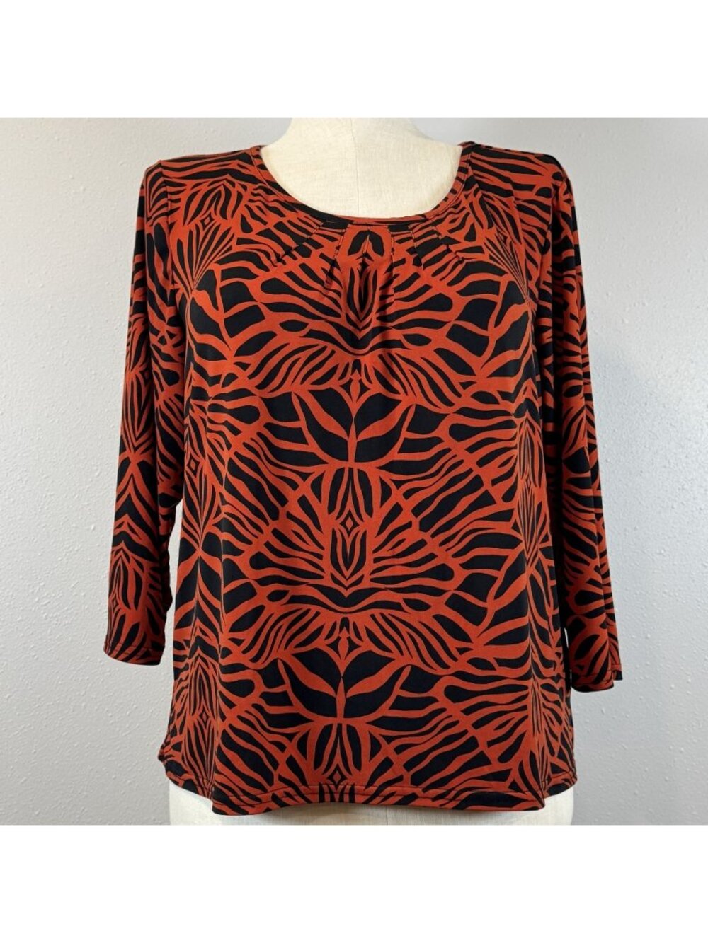 Dressbarn Abstract Top Womens Size 18/20 Orange 3/4 Sleeve Pleated Neck Tribal